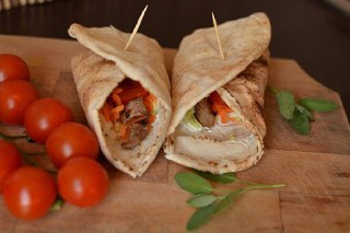 تصویر شاورما گوشت با نان پیتا