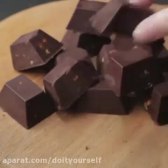 شکلات قالبی با مغز کره بادام زمینی