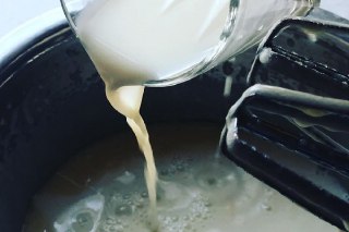 عکس افزودن شیر به تخم مرغ و شکر