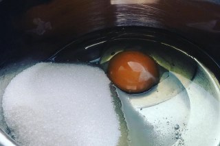 عکس مخلوط کردن تخم مرغ و شکر
