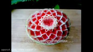 کنده کاری نقش گل روی هندوانه