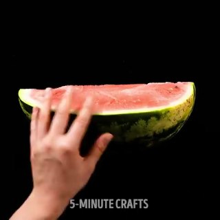 ۱۶ ترفند حرفه ای برای برش زدن و پوست کندن میوه ها و سبزیجات