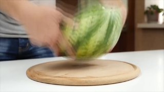 ۶ روش مختلف پوست کندن هندوانه